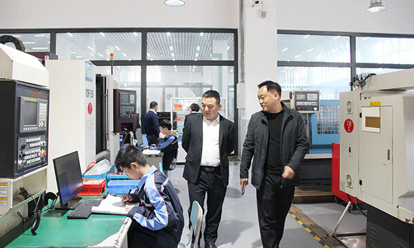 四川省荥经县职业高级中学校长程茂林一行到成都汽车职校考察交流