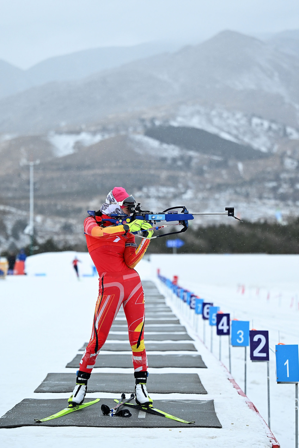 冬季两项公开组女子125公里集体出发赛况