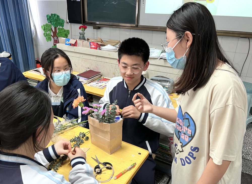 郑州市第四十四初级中学举办"与花对话"艺术展览活动