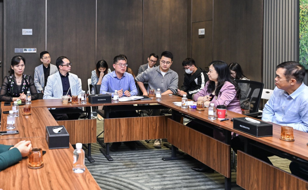 在12月23日举办的2025广州市房协番禺好房子鉴赏调研会上，番禺区住房和城乡建设局副局长张庆华表示，2025年以来，番禺区房地产市场交出120多万平方米的销售成绩单，在无强力干预下市场呈现稳健态势，当中有两个楼盘拿地一年多就已清盘或即将清盘。张庆华副局长介绍，市场正用成绩证明“好房子不愁卖”：当中位于番禺区府对面的绿城玉海棠，去年11月拿地，今年11月最后一套房子已经卖出，短短一年就清盘；龙湖央