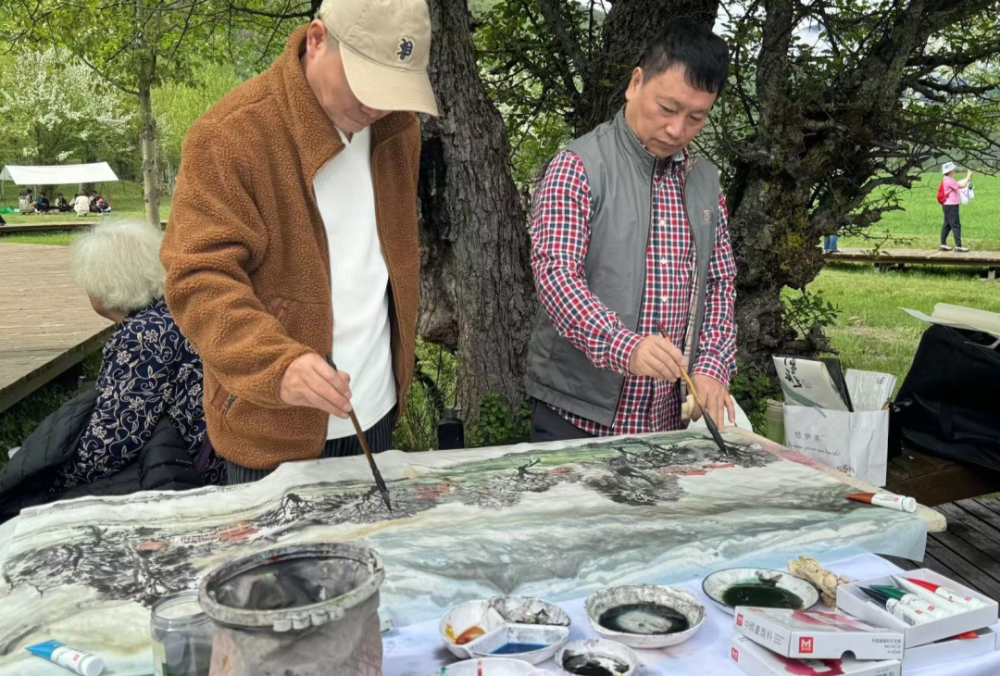 "活动上,四川省女摄影师协会向甲根坝镇镇政府授牌"