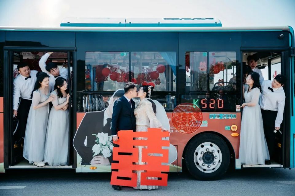 他们用公交车当婚车很拉风