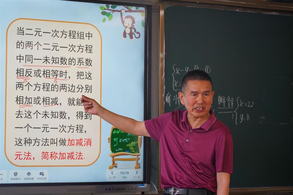 "在学校副校长李建军眼中,艾启斌不仅是老大哥,更是工作中的良师益友.