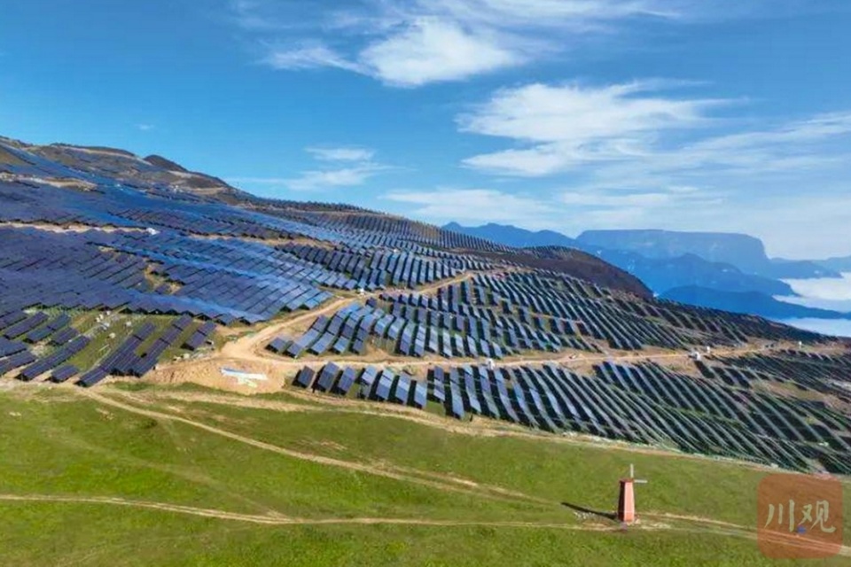 一线探访|5条集电线路全部并网发电  汉源皇木100mw光伏发电项目投用