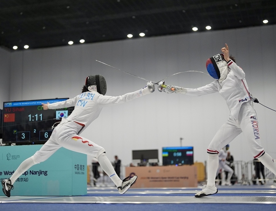 中国女子重剑队夺南京世界杯团体赛亚军并获得巴黎奥运资格
