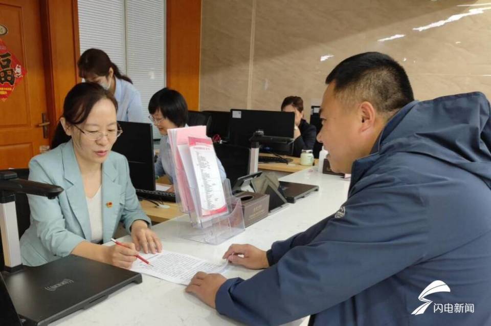 枣庄薛城局长化身窗口办事员以身作则为民办实事