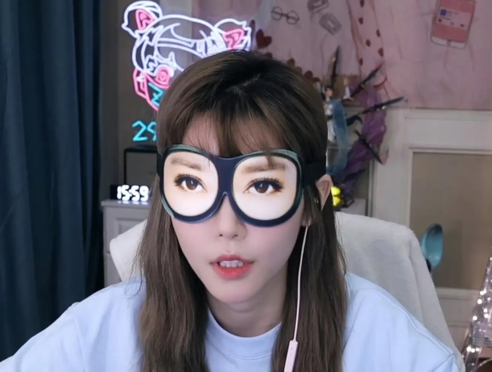 "lol周淑怡礼物缩水30倍图"火了,第二日仅1400,基本没粉丝刷-腾讯新闻