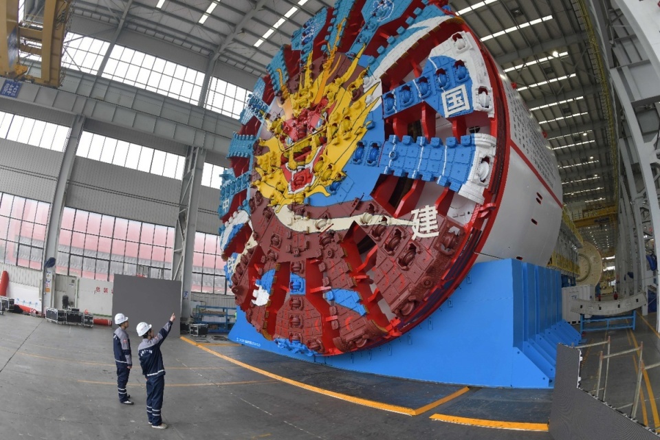 世界最长高铁海底隧道首台盾构机成功下线