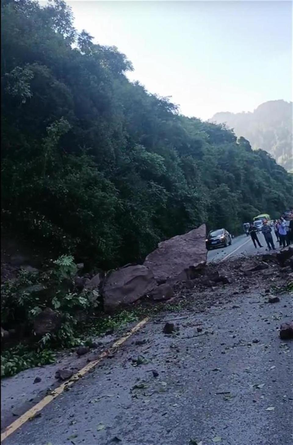 重庆綦江一路段山体崩塌,男子骑摩托车路过被砸中不幸身亡