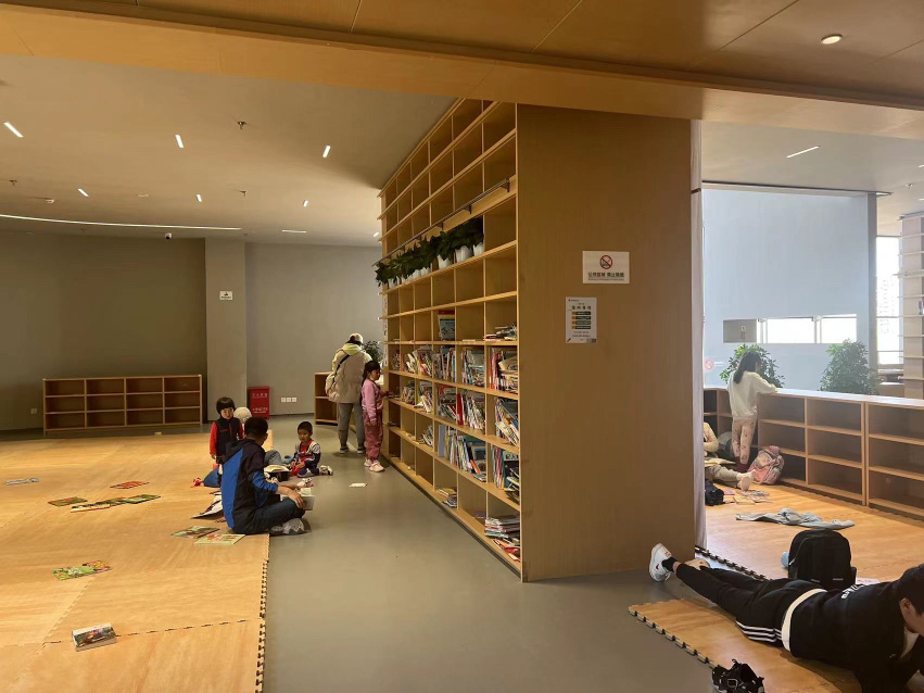 "森林书苑"周末吵若繁忙马路,图书馆如何动静分离?