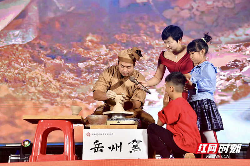 易辉/摄演出压轴戏是由江豚协会北京志愿者王诗沂老师带来的《踏上新