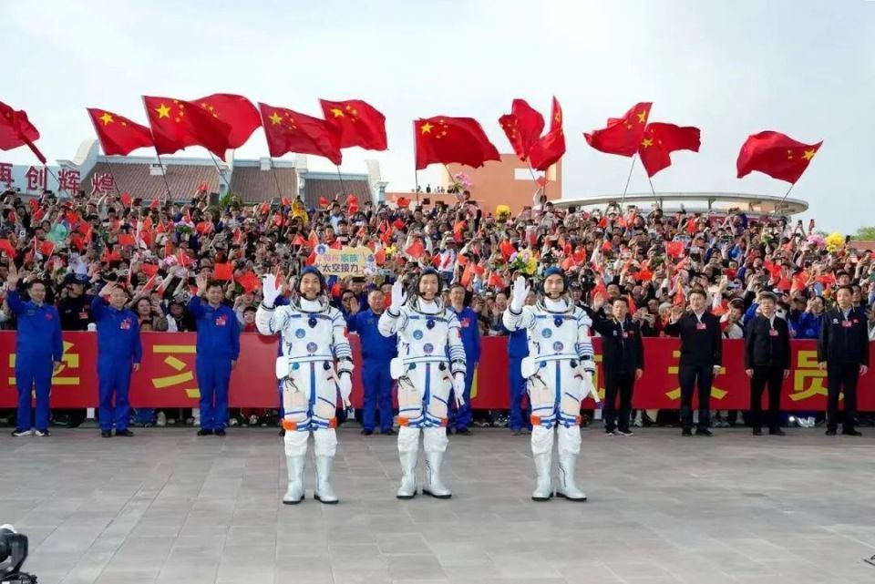 神舟十八号载人飞船入轨后,于北京时间2024年4月26日3时32分,成功对接