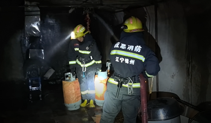 凌晨,锦州一饭店突然着火.