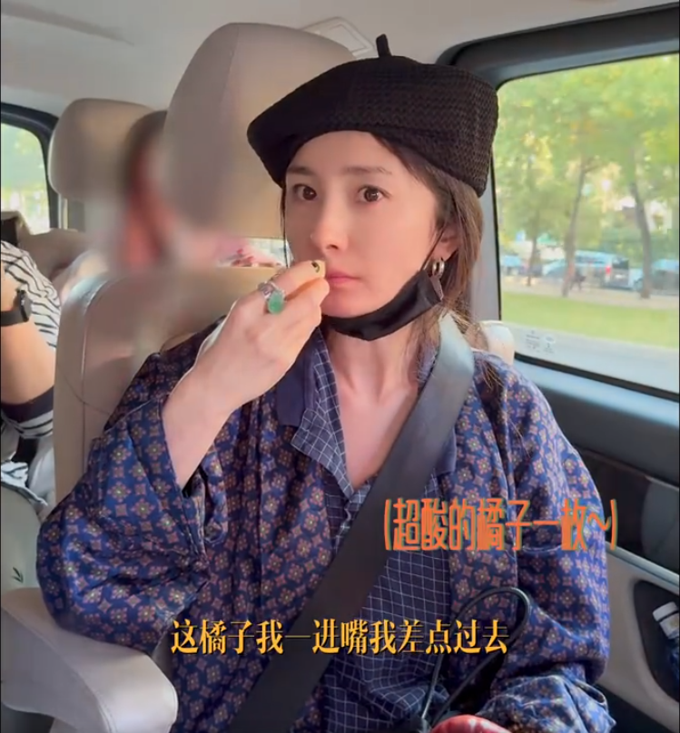 杨幂分享旅行瞬间,俏皮可爱宛如少女,疑为小糯米买礼物尽显母爱