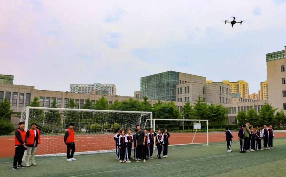 有歌有舞,有跑有跳,有思政有科学.丹东孩子的活动很丰富