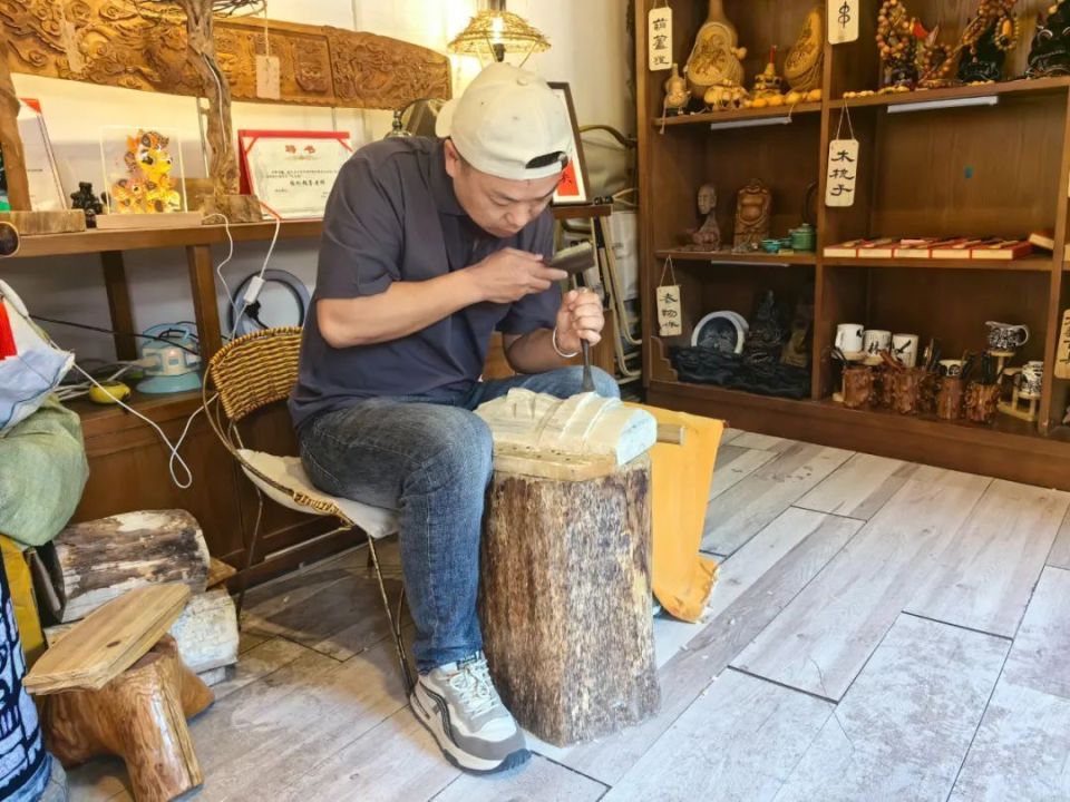 【文化中国行】屯堡木雕“守”艺人鲍波：刻刀雕琢老技艺 创新激活新未来_腾讯新闻