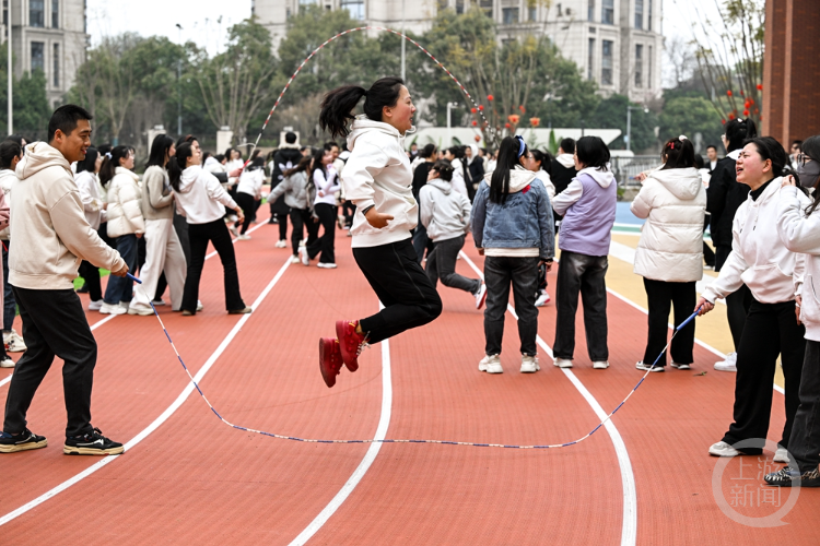 展巾帼风采趣味运动会欢乐上演