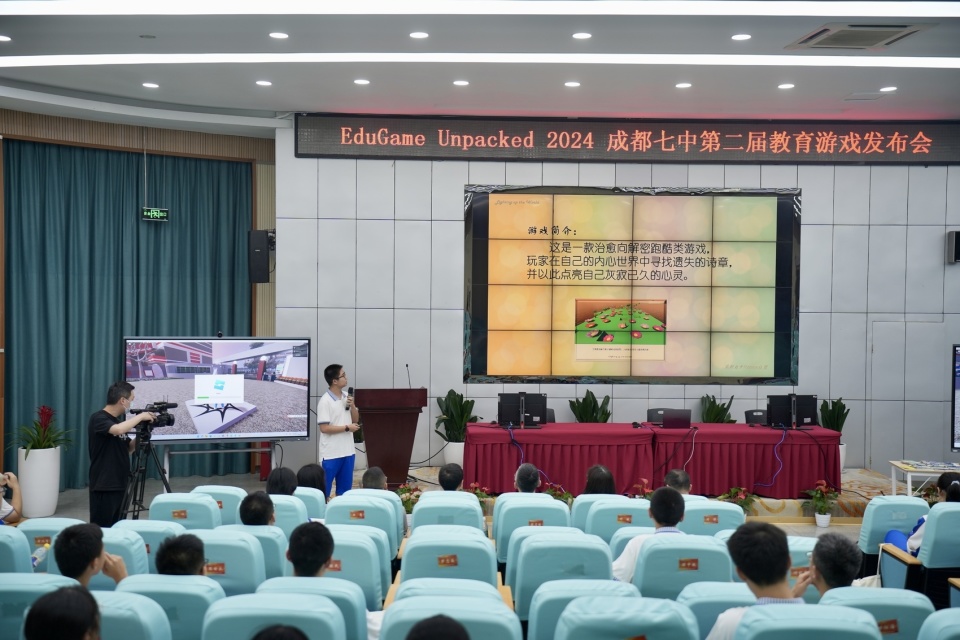 跑酷,解密,梦核,打怪. 成都七中学子"开箱"自创教育游戏