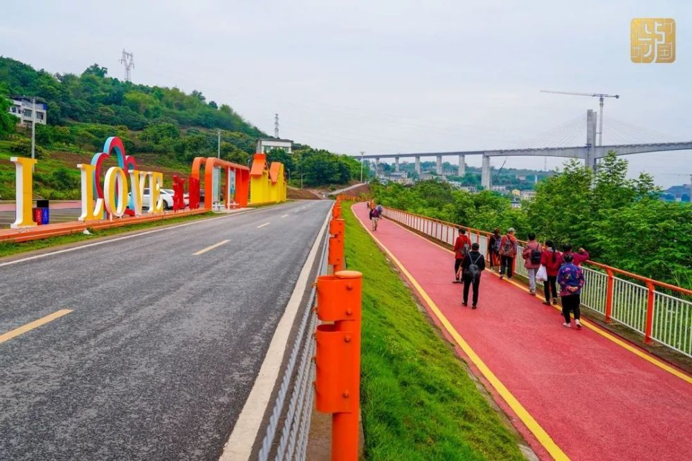 江阳区以沿沱江旅游道路为枢纽,融入旅游景点,网红农家