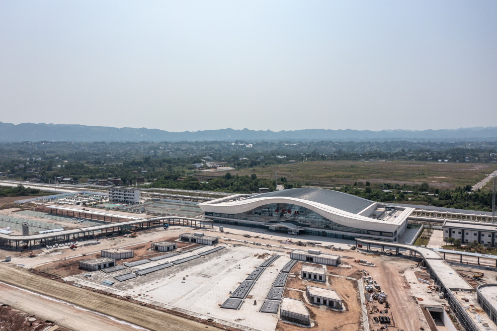 这是8月21日在重庆市永川区拍摄的渝昆高铁永川南站综合交通枢纽及