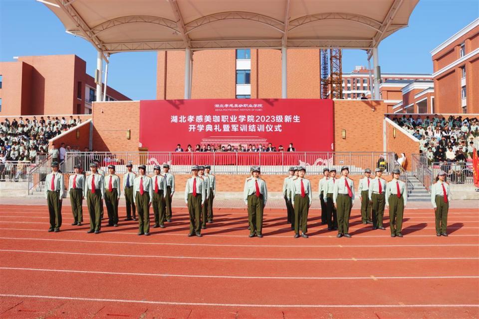 在新生开学典礼和军训结训仪式上,这所学校的校长重温"灵魂三问"