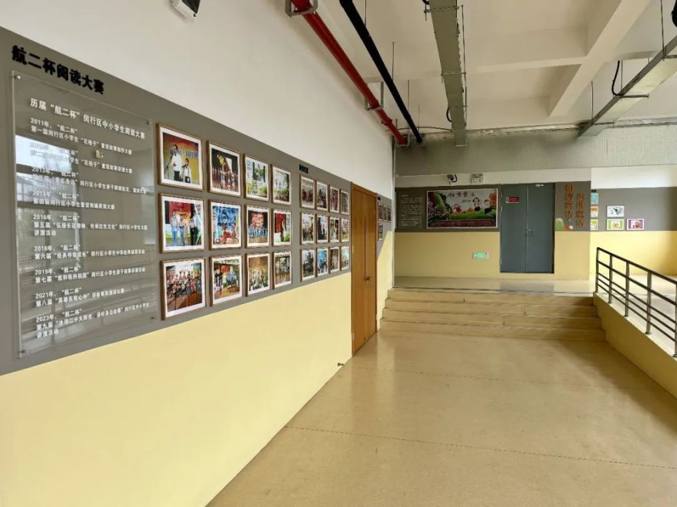 目前学校共有20个教学班,800多名学生,在编教师55名.