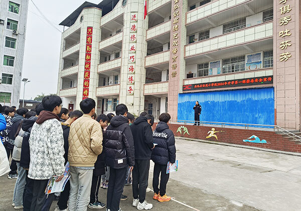 岳池县临溪镇开展开学第一课暨禁毒安全等平安建设联合宣传活动