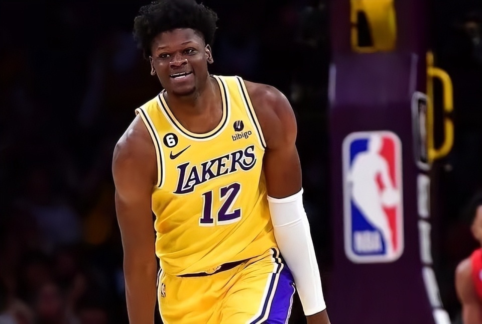 湖人全队更衣室为班巴庆生,斯维德捧蛋糕唱歌,班巴戴墨镜傲娇