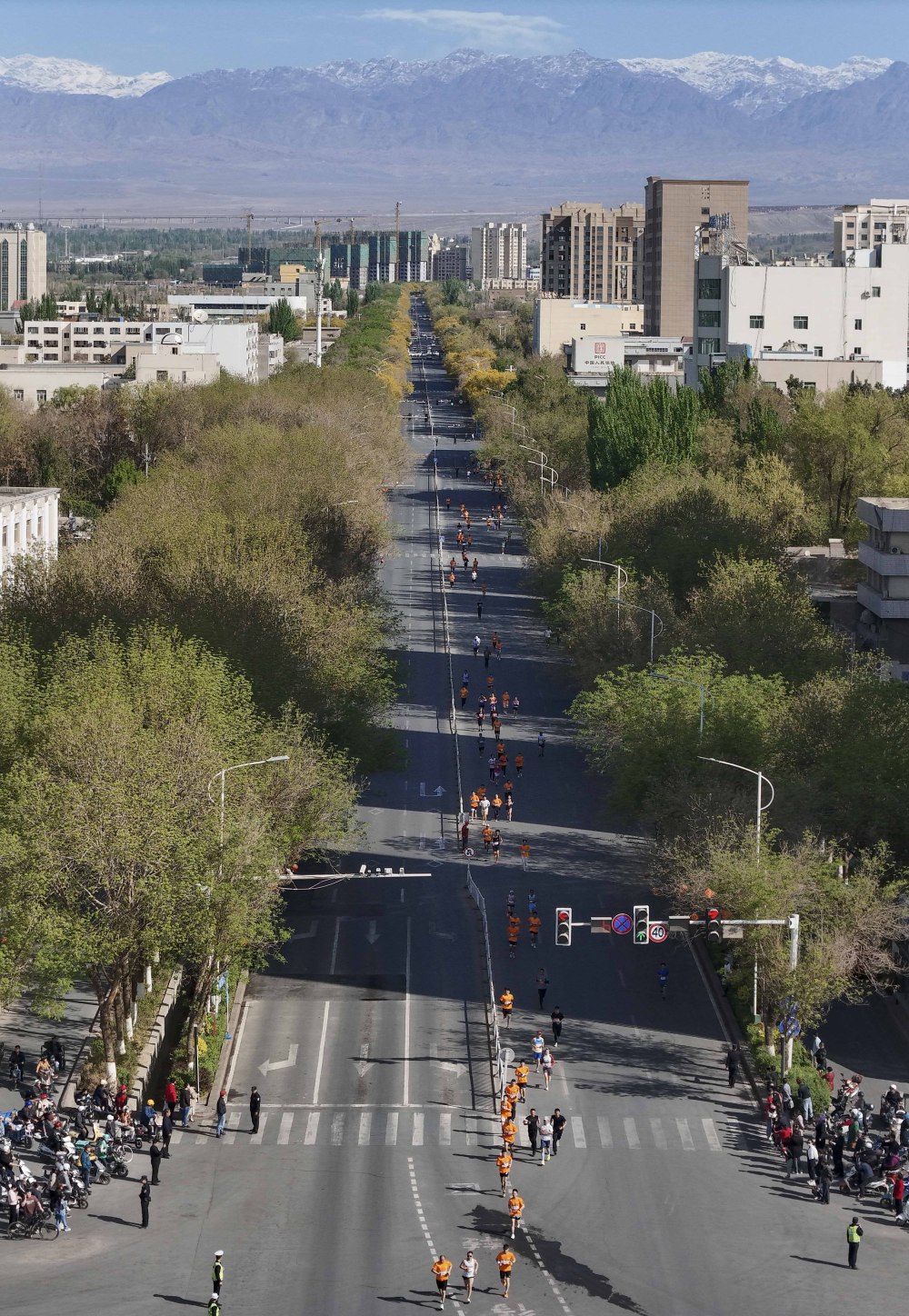 2024新疆吐鲁番交河马拉松开跑_腾讯新闻