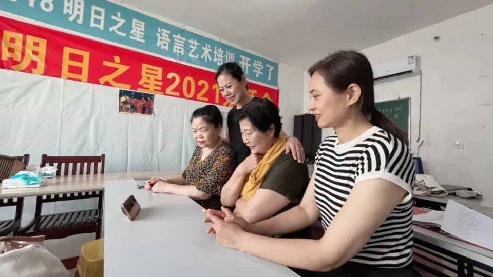 (通讯员 吕燕平 摄)5月19日下午,市民曾女士用手机陪伴父亲收看淮南市