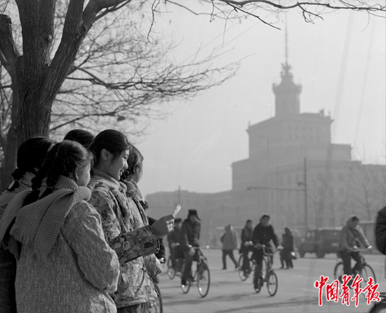 1978年12月24日,学雷锋树新风活动日中,北京三十三中学生在街头进行