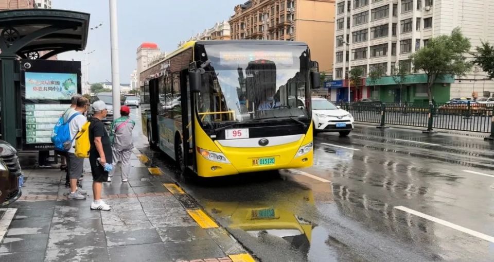 为了更好地服务新区居民,哈市不断创新公交服务模式,先后开通商务公交