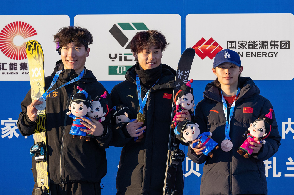 亚军山东队选手张世豪(左)和季军贵州队选手刘鑫鹏在颁奖仪式上合影