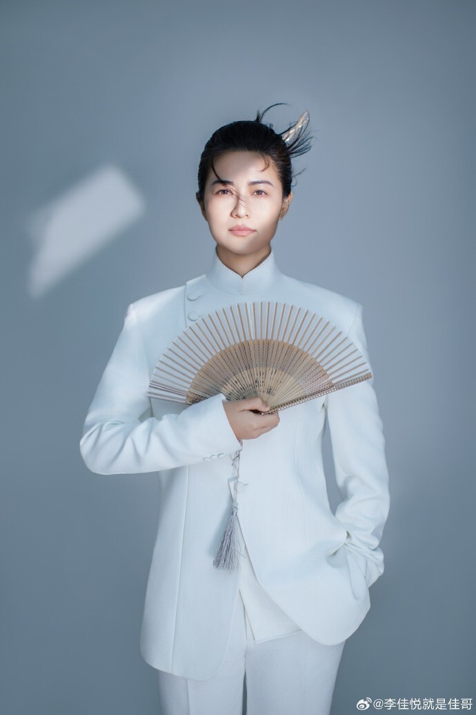 女运动员的另一面李佳悦发布黑白多样风格写真