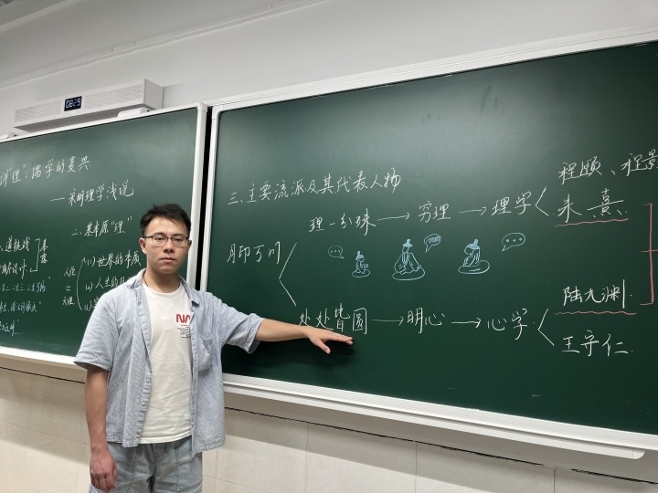一张思维导图串起一本书,徒手画出中国地图,杭州这所学校老师板书超神