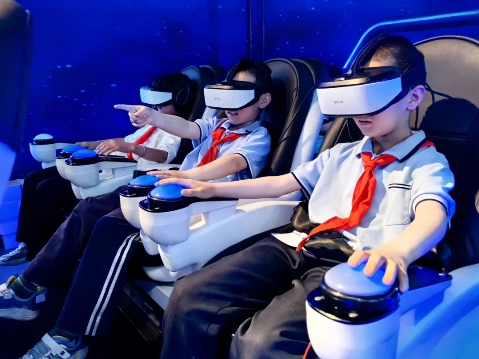 第一站"元宇宙"体验馆,为孩子们奉上了科技感十足的"大餐".