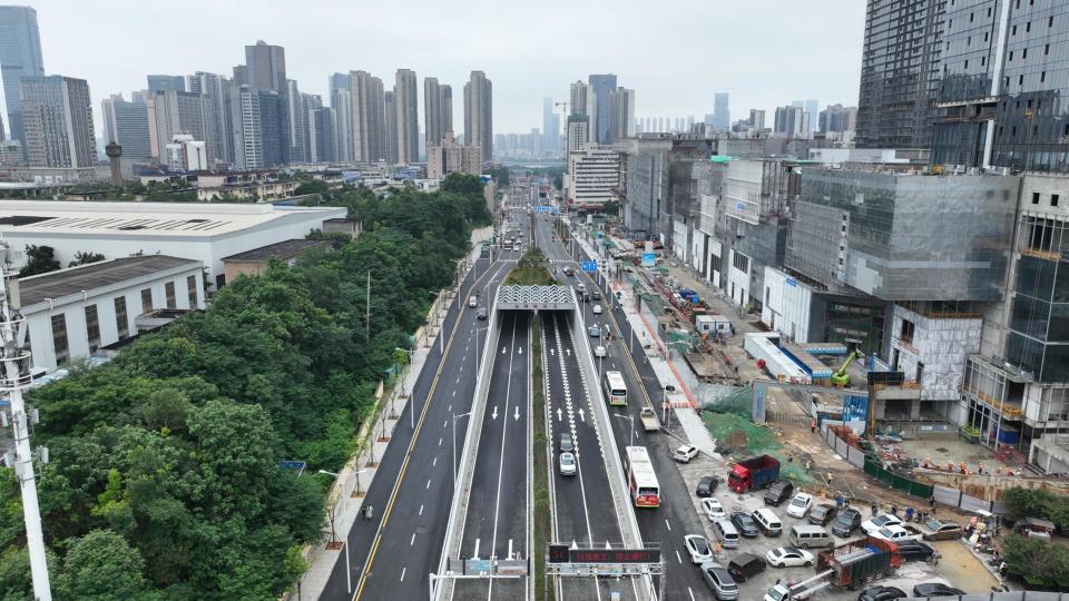 5分钟过河的畅快,记者体验到了…长沙湘雅路隧道正式通车,运营过渡期