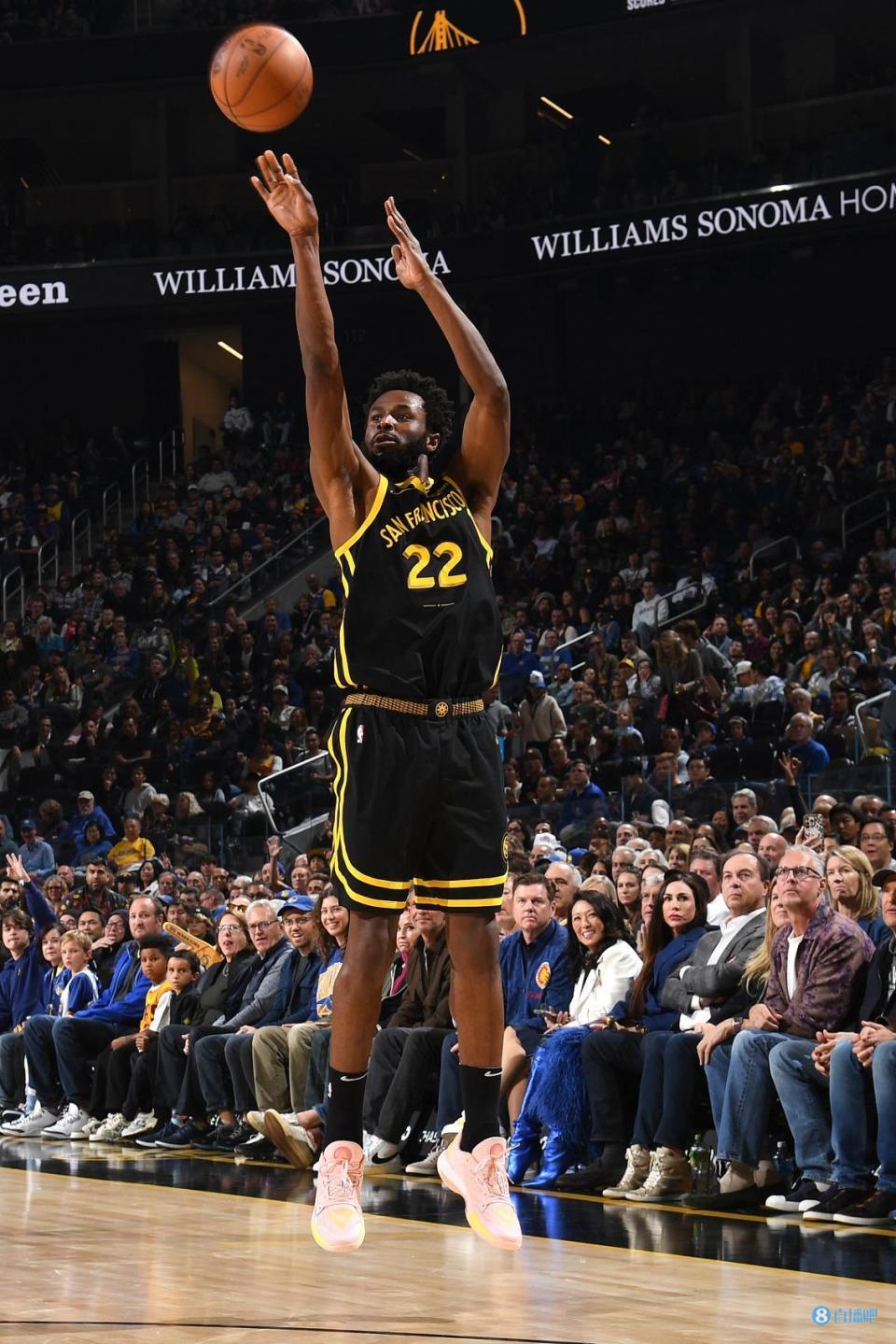 上半场,勇士球员维金斯出战16分钟,投篮7中4,三分球3中2,罚球2中2