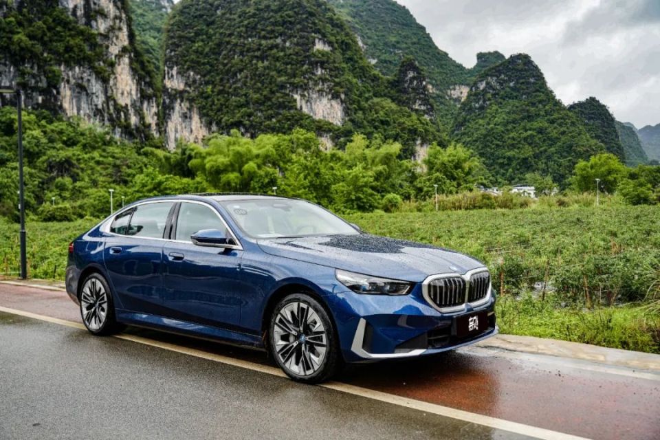 试驾宝马i5 edrive35l:雨天崇左上山遛弯,5系操控 纯电动力表现如何?