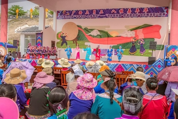 西林县各族群众载歌载舞庆祝三月三