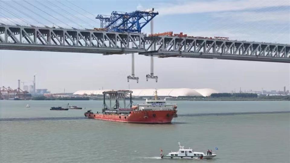 江苏常泰长江大桥主航道桥合龙段钢桁梁吊装完成