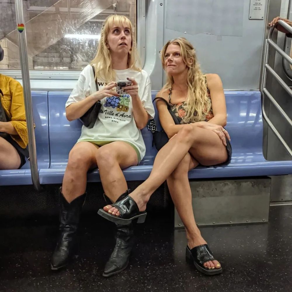 密拍纽约地铁众生相,揭露大都市的另一面:冷漠,怪异和混乱_腾讯新闻