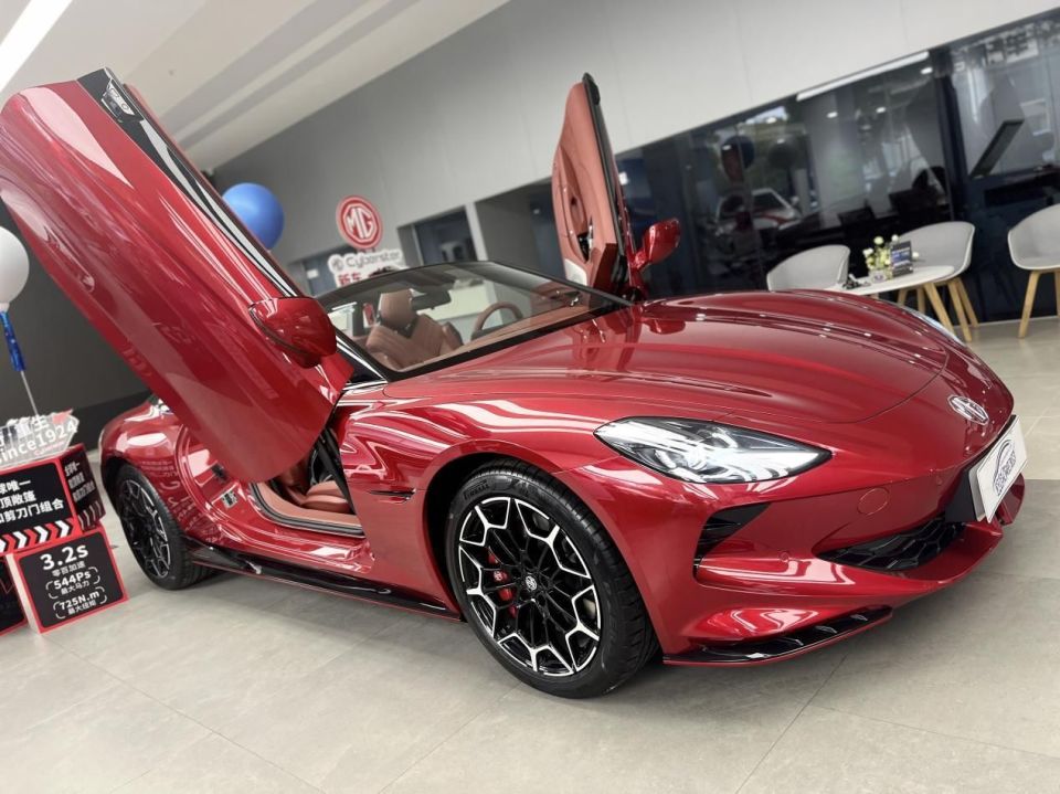 30万级敞篷跑车mgcyberster到店实拍剪刀门真的拉风