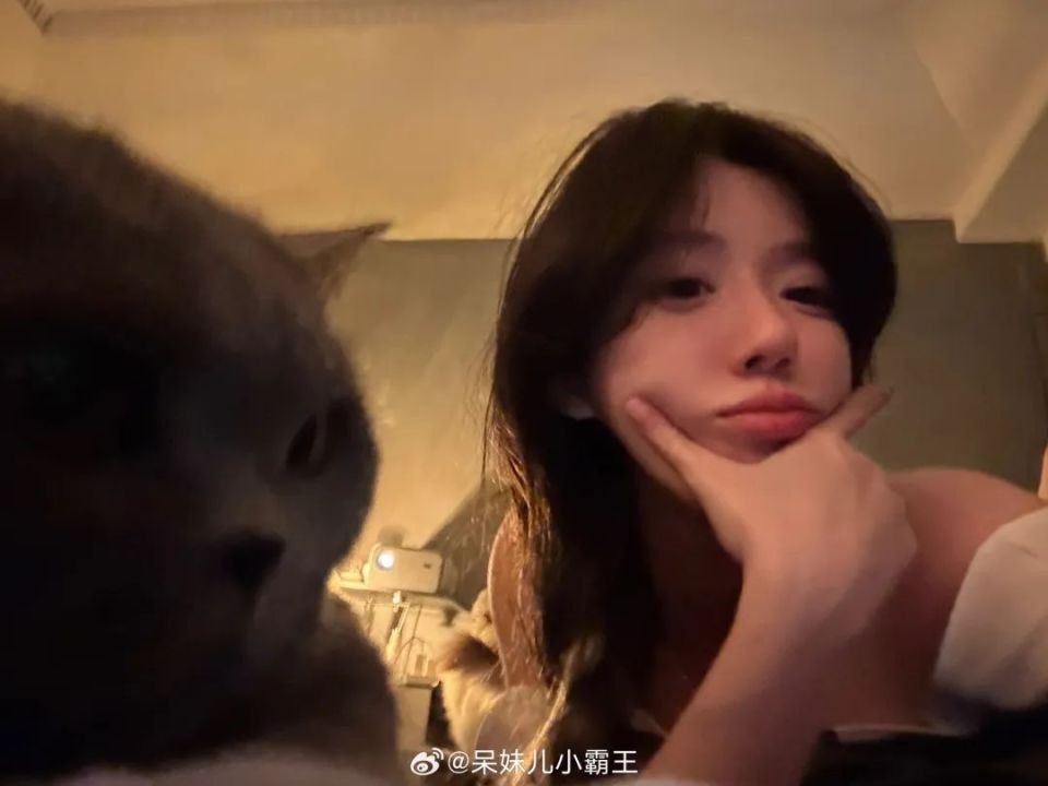 呆妹儿晒美照,颠覆往日形象,清凉着装亮相直播间,被超管拿下后称:你别