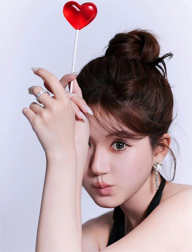 戛纳红毯逆风翻盘,关晓彤的妆造只是改了发型!