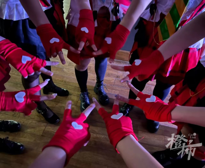 "我享受站在舞台上闪闪发光的感觉!"——这两支"资深"宅舞团队来自一