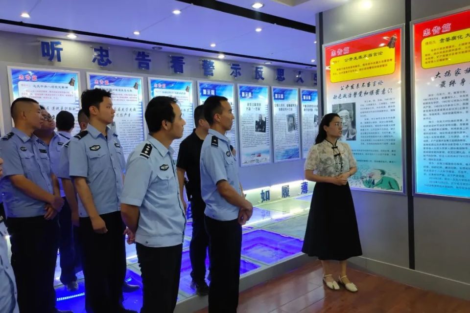 轮台县公安局多形式开展"我爱廉"廉政文化周系列宣传活动