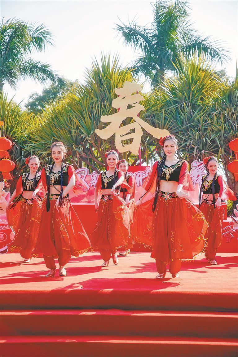 引得路过的游客市民驻足观看……昨日,厦门小白鹭民间舞艺术中心举办"