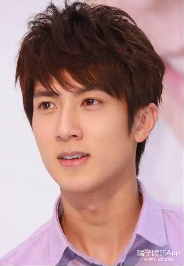 还记得吴尊的儿子max吗竟和爸爸长得一模一样