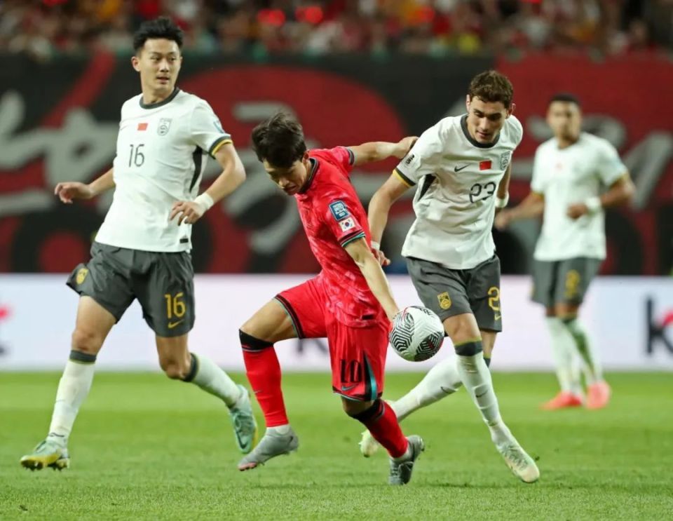 与韩国的比赛虽然0比1输球,但主教练伊万科维奇能够听取各方意见,不再